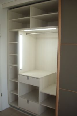 Schlafzimmerschrank mit Schiebetür links geöffnet 6-2