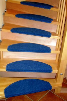 Verblendung mit Setzstufen einer halbgewendelten Treppe 2-1